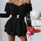 Vestido de mujer con hombros descubiertos, cinturón ancho, mangas asimétricas y falda con volantes.