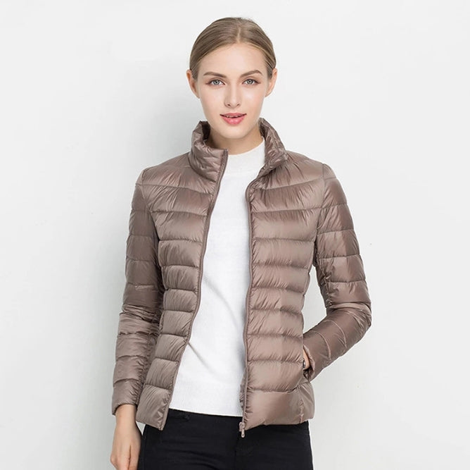 Chaqueta acolchada para mujer – Chaqueta ligera de plumón – Corte entallado – Cuello alto con cremallera