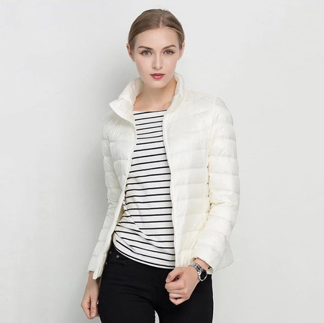 Chaqueta acolchada para mujer – Chaqueta ligera de plumón – Corte entallado – Cuello alto con cremallera