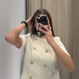 Conjunto de mujer: Chaqueta corta abotonada de manga corta y pantalón ancho de sastre.