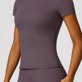 Conjunto deportivo para mujer: leggings de cintura alta y camiseta ajustada de manga corta.