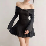 Vestido de mujer con hombros descubiertos, punto acanalado, mangas largas acampanadas y corte en A