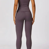 Conjunto deportivo para mujer: leggings de cintura alta y camiseta ajustada de manga corta.
