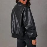 Chaqueta de mujer – Corte oversize – Acabado brillante – Bordes acanalados – Cremallera frontal