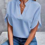 Blusa de mujer – Corte relajado – Tejido lujoso – Cuello en V calado – Mangas acampanadas