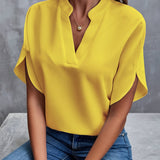 Blusa de mujer – Corte relajado – Tejido lujoso – Cuello en V calado – Mangas acampanadas