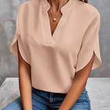 Blusa de mujer – Corte relajado – Tejido lujoso – Cuello en V calado – Mangas acampanadas