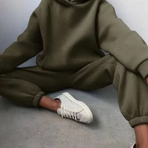Conjunto deportivo de dos piezas para mujer: sudadera holgada y pantalón cómodo.