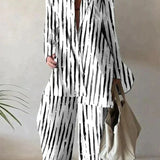 Conjunto de mujer: camisa de manga larga holgada y pantalón ancho de cintura alta. Elegante y cómodo.