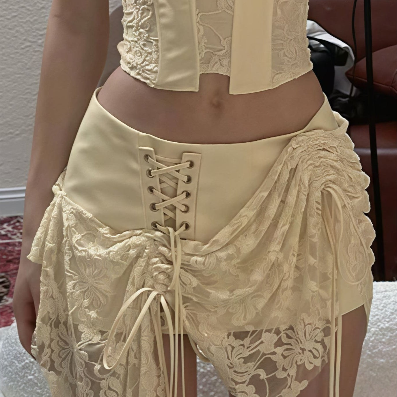 Conjunto elegante de top de tubo de color liso y minifalda de cintura baja