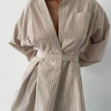 Blusa de rayas con escote en pico y cintura asimétrica con lazo, manga larga
