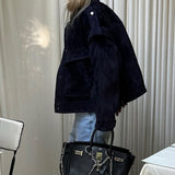 Chaqueta de ante con bolsillos y hombros anchos.