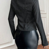 Blusa con cuello y mangas acampanadas, abotonada en la parte delantera.