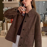 Chaqueta de ante marrón con solapas con muescas