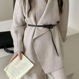 Conjunto de dos piezas: abrigo holgado con cuello amplio y pantalón ancho.