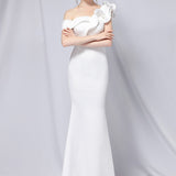 Vestido de noche largo estilo sirena con hombros descubiertos
