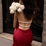 Vestido de noche largo de satén con escote en V y espalda abierta.
