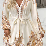 Minivestido étnico elegante con estampado paisley y escote en pico