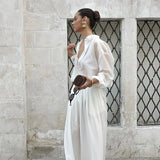 Blusa blanca vintage de alta gama con cuello y corte holgado.