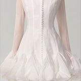 Elegante mini vestido con botones y volantes, mangas largas abullonadas.