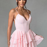 Vestido de noche con tirantes finos y volantes