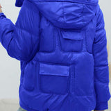 Chaqueta acolchada de colores brillantes con cuello alto.