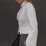 Chaqueta de cuero ajustada con cuello alto