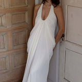 Vestido largo de tul con amplio escote en pico y volantes, espalda abierta y escote en pico.