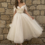 Elegante vestido de noche midi con escote en V y mangas raglán.