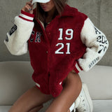 Elegante abrigo de sherpa con bloques de color y solapas con letras
