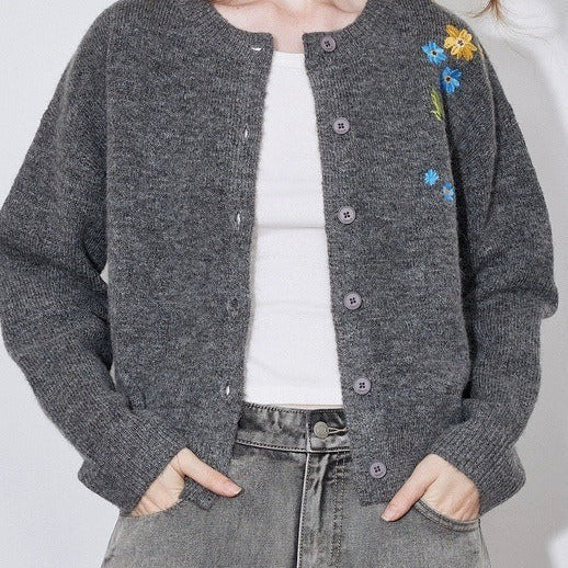Blusa vintage de punto bordada con flores, estilo blusa floral.
