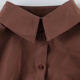 Una blusa con mangas abullonadas y cuello alto, dulce y picante a la vez.