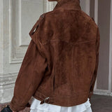 Chaqueta de ante con bolsillos y hombros anchos.