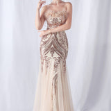 Vestido de noche con lentejuelas y plumas de avestruz