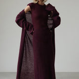 Conjunto de dos piezas: vestido sin mangas y cárdigan de punto.
