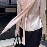 Blusa de satén a rayas con cuello alto y cintura ajustada