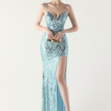 Vestido maxi sirena con lentejuelas y tirantes cruzados, escote en pico.