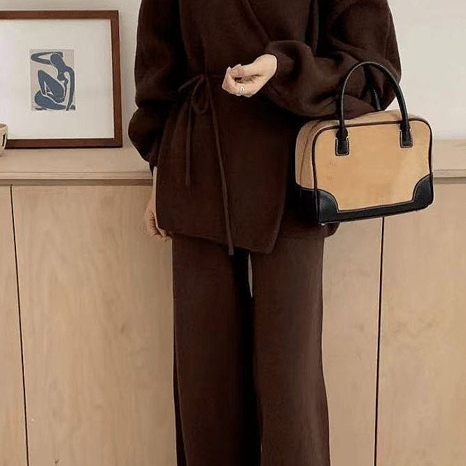 Conjunto de dos piezas: cárdigan de punto holgado con cinturón y pantalón ancho.