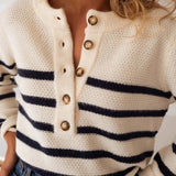 Blusa de punto a rayas con botones en la parte delantera.