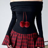 Vestido corto de cuadros con diseño de bloques de color, hombros descubiertos y puños con borlas.
