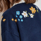 Blusa vintage de punto bordada con flores, estilo blusa floral.