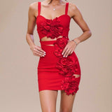 Vestido de noche rojo de vendaje con flores recortadas