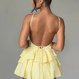 Vestido de noche con tirantes finos y volantes