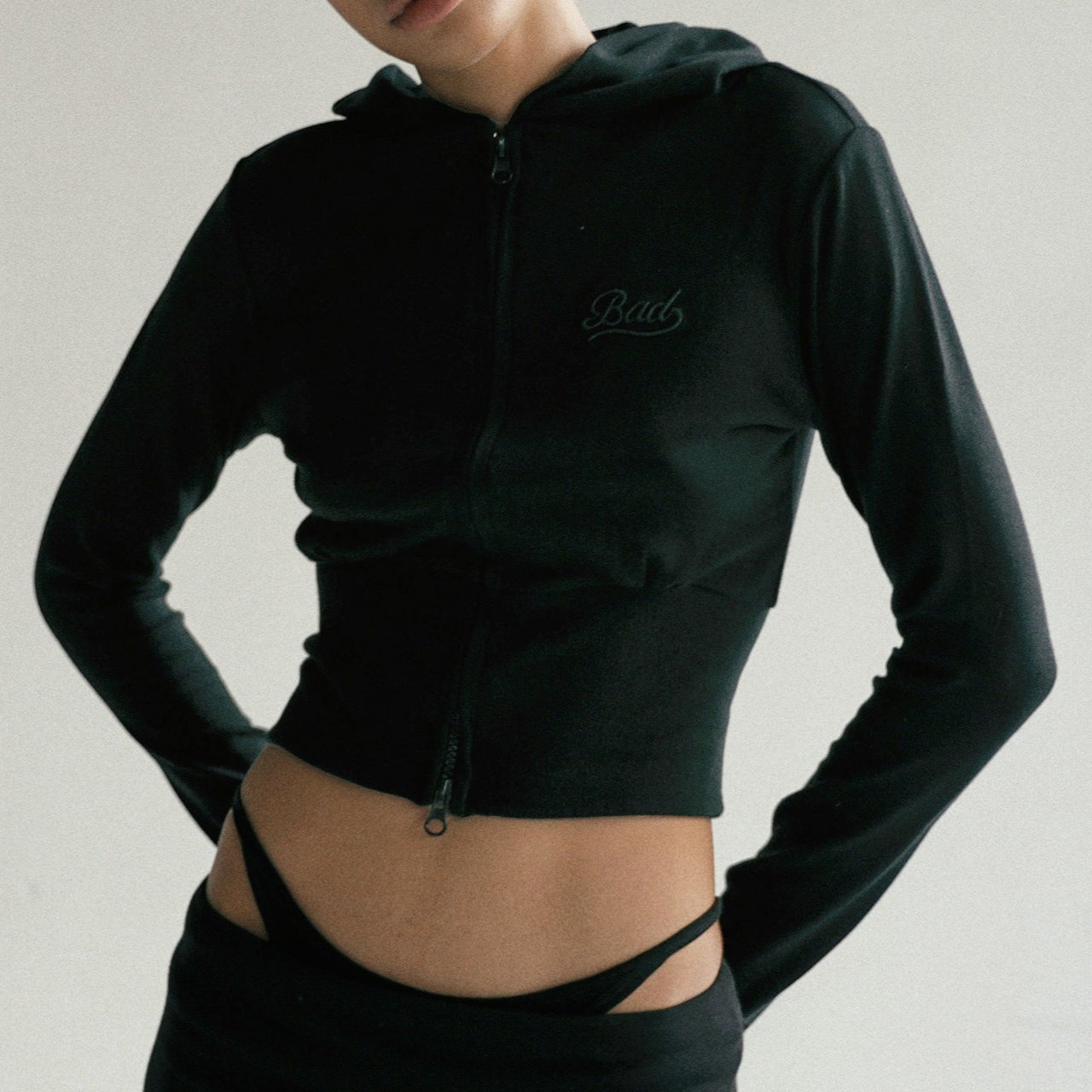 Sudadera corta con cremallera y bordado