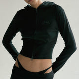 Sudadera corta con cremallera y bordado