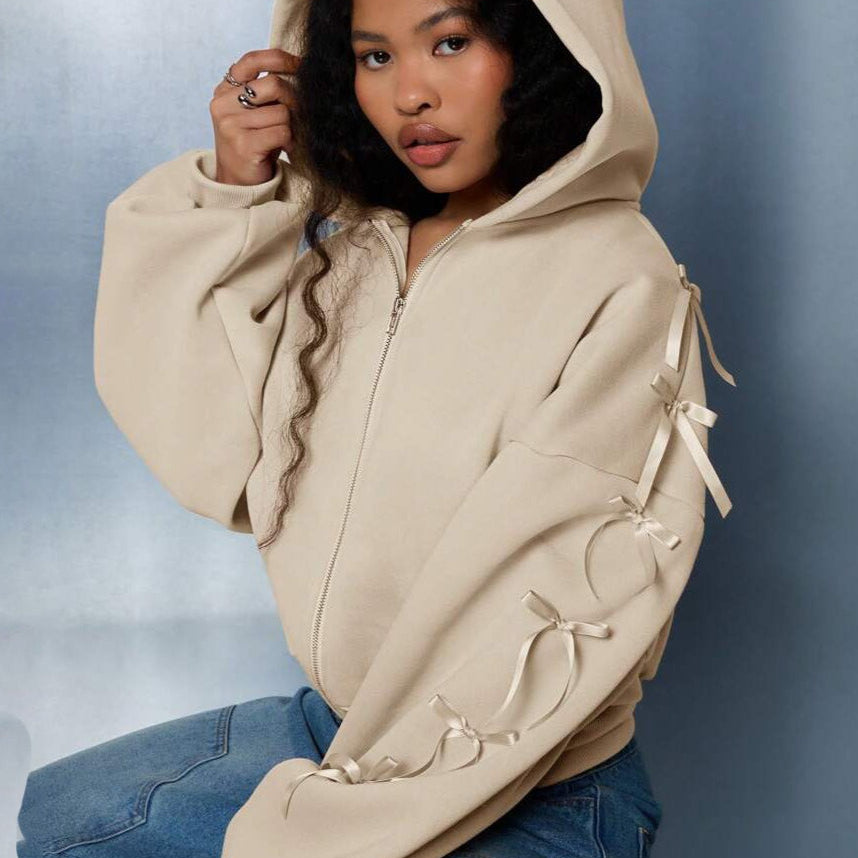 Sudadera con capucha y cremallera con lazo lateral bordado