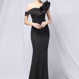 Vestido de noche largo estilo sirena con hombros descubiertos