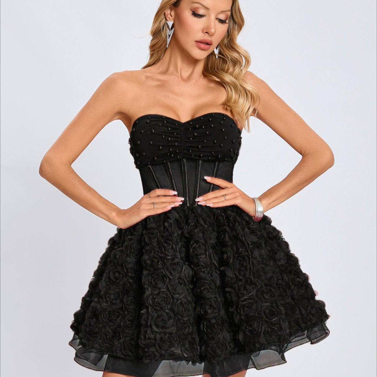 Vestido de noche sin tirantes con perlas y volantes