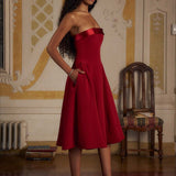 Elegante vestido de noche de patchwork sin tirantes con espalda baja y cintura ajustada.