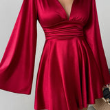 Vestido corto entallado de manga larga y escote en pico con lazo.